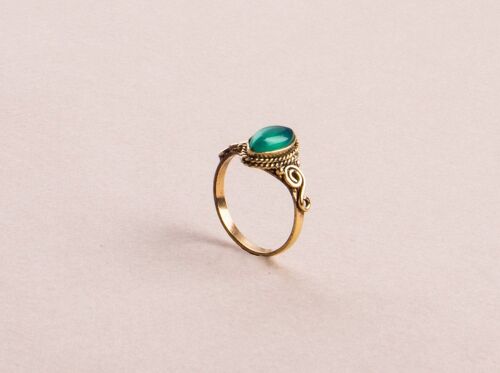 Grüner Onyx Ring mit ovalem Stein verspielt in gold handgefertigt