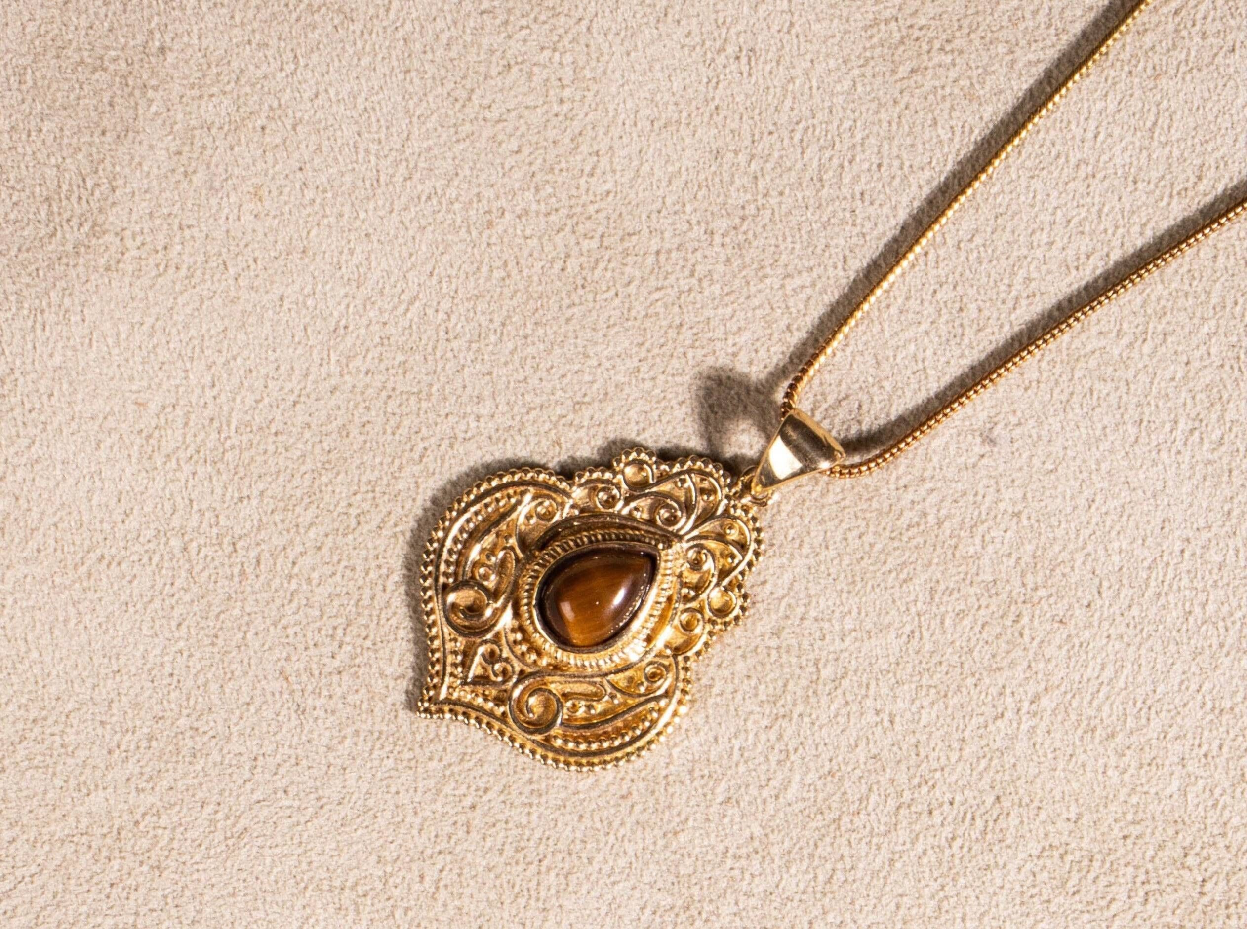 Collana mandala occhio di tigre in oro fatta a mano