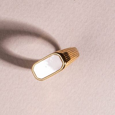 Signet ring with mother of pearl square gold