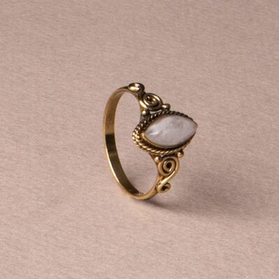 Bague pierre de lune naturelle blanche or