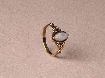 Bague pierre de lune naturelle blanche or 1