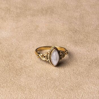 Bague pierre de lune naturelle blanche or 6