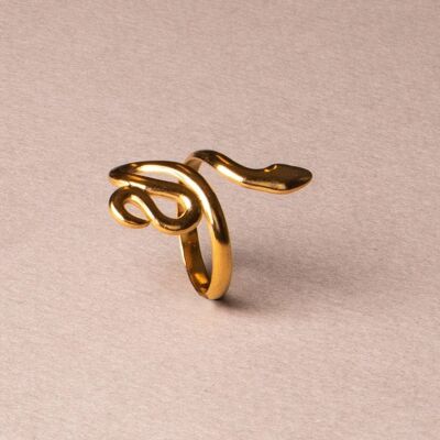 Anillo serpiente bañado en oro grande ajustable