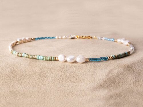 TOURQOISE SODA - Handgemachte verspielte Perlenkette - Kette Perlen weiß blau türkis weiß vergoldet