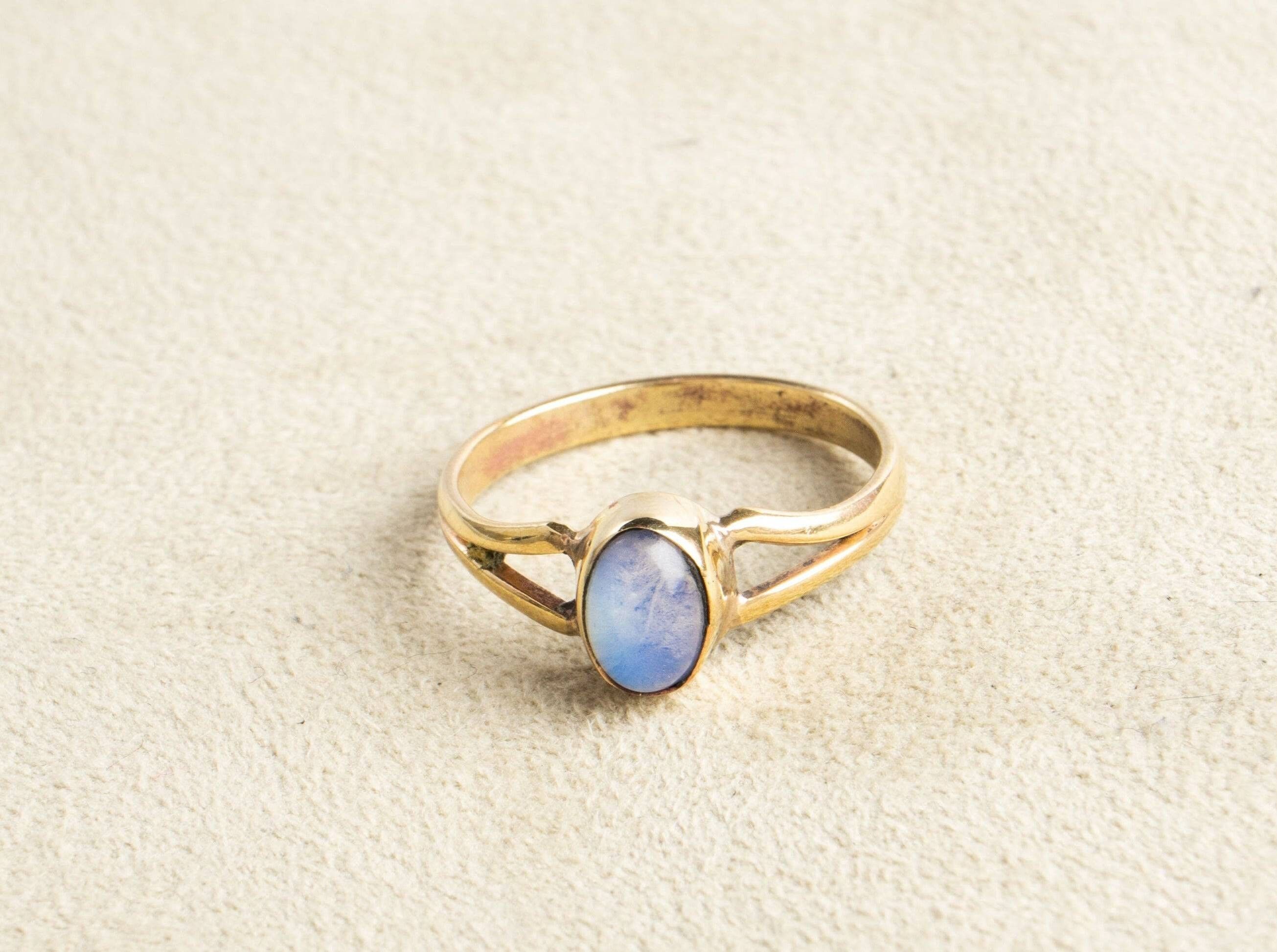 Delicato anello opale realizzato a mano con pietra ovale