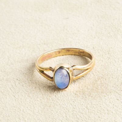 Delicado anillo de ópalo hecho a mano con piedra ovalada.