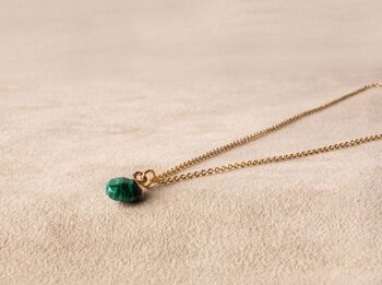 Collier fin plaqué or avec pendentif en malachite verte 1