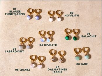 Boucles d'oreilles créoles Huggie avec diverses pierres faites à la main en plaqué or 3