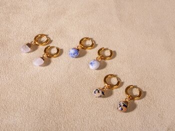 Boucles d'oreilles créoles Huggie avec diverses pierres faites à la main en plaqué or 7