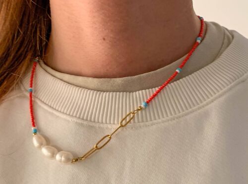 Rote Perlenkette mit Rocailles Süßwasserperlen und einer Kauri Muschel gold handgemacht