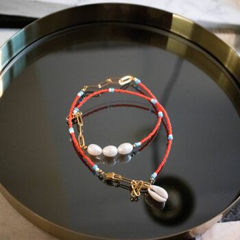 Collier de perles rouges avec perles d'eau douce rocailles et un cauri doré, fait main 2