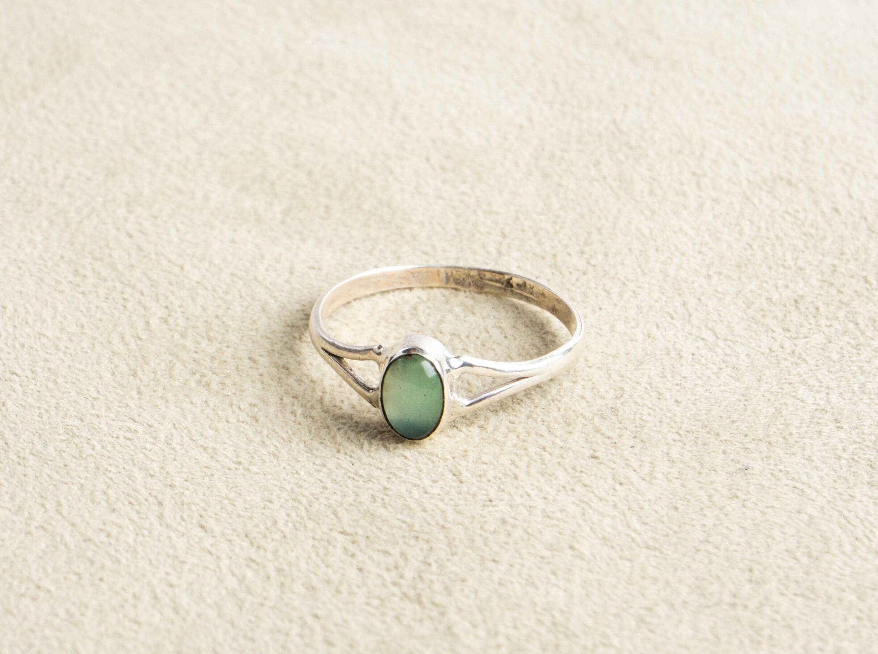 Piccolo anello in onice verde con pietra ovale realizzata a mano in argento sterling 925