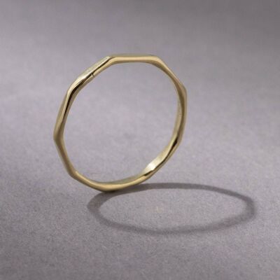 Fino anillo octogonal hecho a mano de latón.