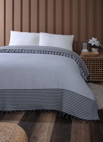 Luahoko XXL.    Couvre-lit avec un joli motif de losanges gris et des rayures horizontales grises sur des couleurs intenses.    En 4 couleurs. 2