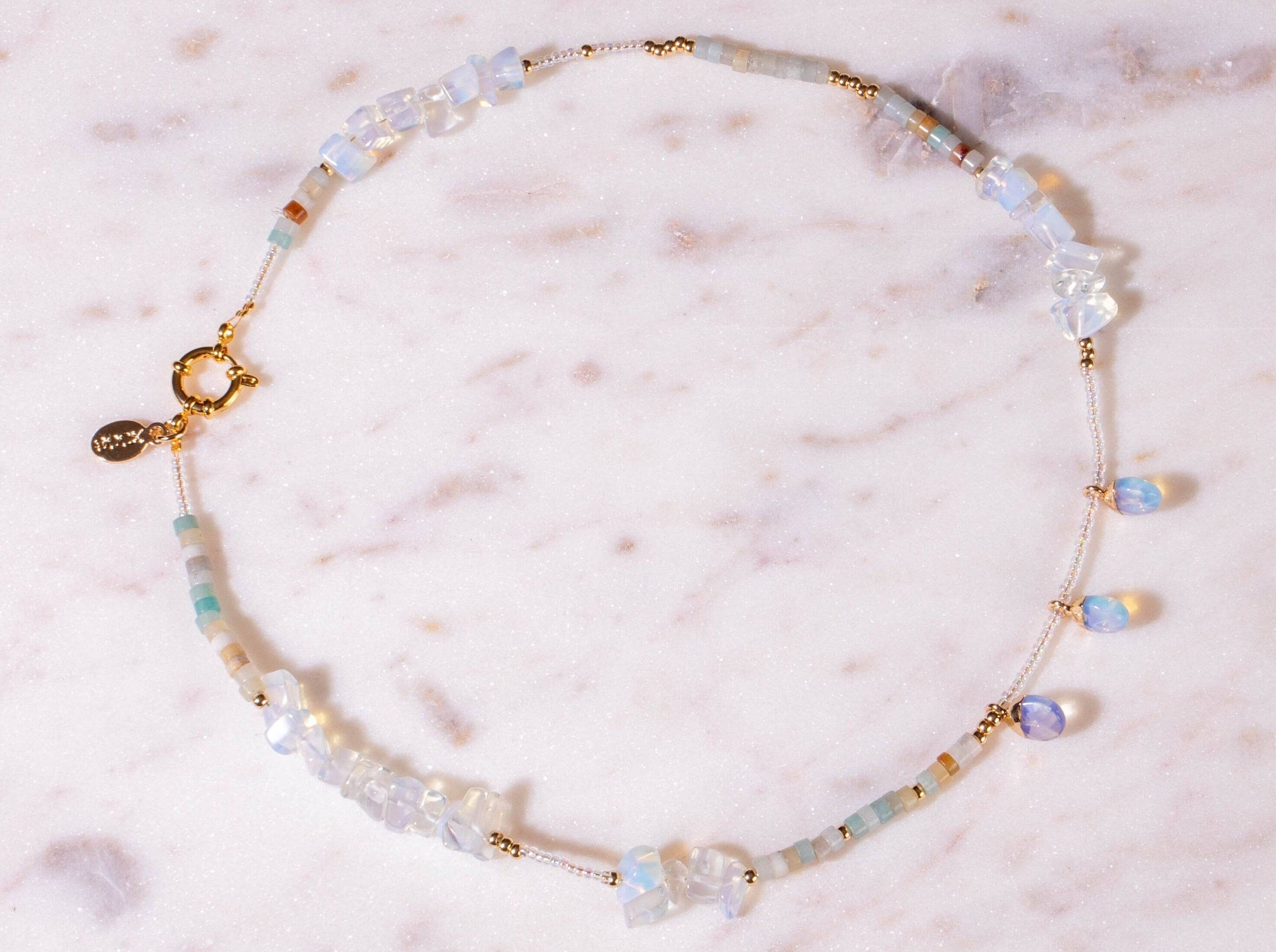 Speciale collana di perle realizzata in opalite, amazzonite e rocailles arcobaleno placcate in oro