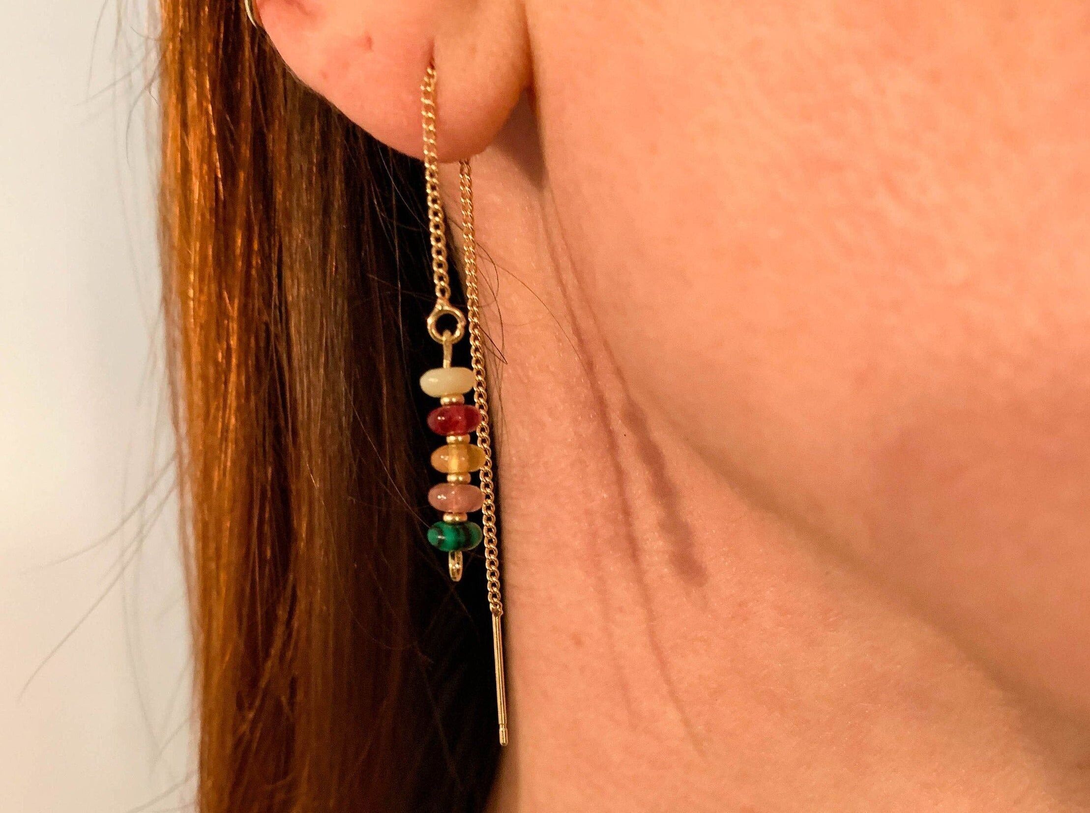 Infila attraverso spilli, pietre preziose dai colori delicati, placcate in oro, fatto a mano