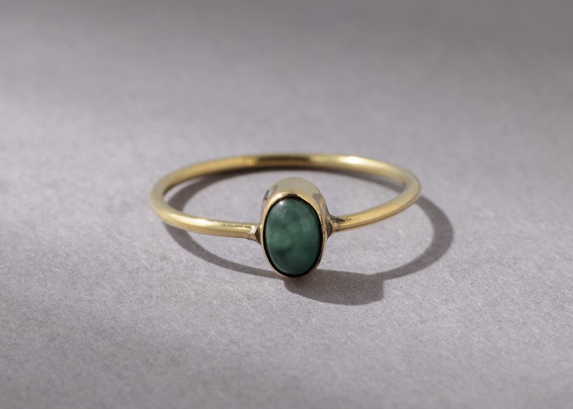 Pregiato anello in onice verde con pietra ovale realizzata a mano