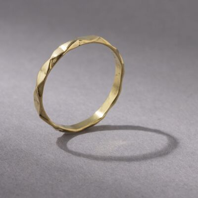 Delicado anillo de oro sencillo hecho a mano.
