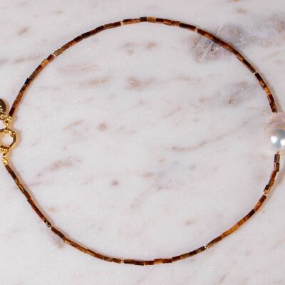 Collar de perlas ojo de tigre con perla barroca y detalles de perlas bañadas en oro