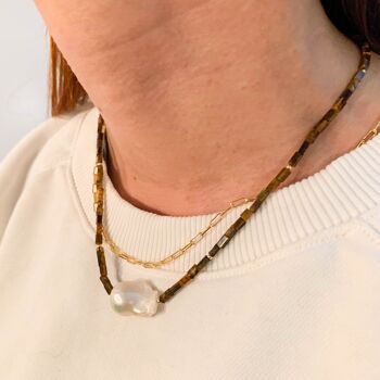 Collier de perles oeil de tigre avec perles baroques et détails de perles plaquées or 2