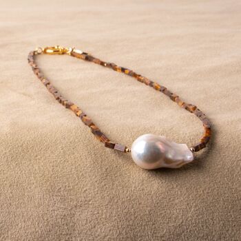 Collier de perles oeil de tigre avec perles baroques et détails de perles plaquées or 4