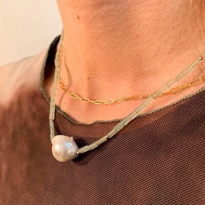 Collana di perle di giada quadrate verdi con perle barocche e dettagli placcati oro