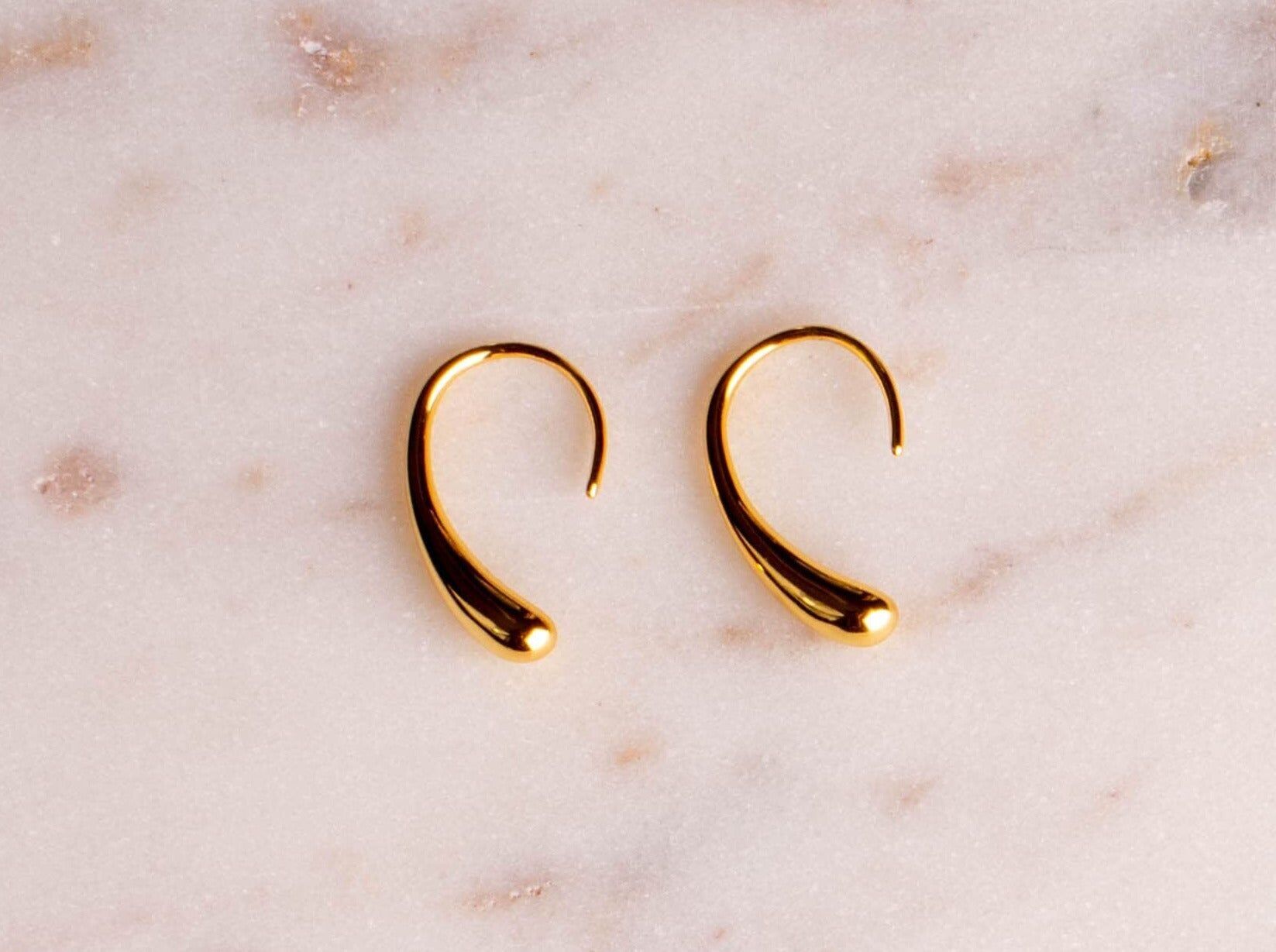 Orecchini a gancio placcati in oro piccoli e grossi