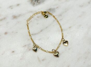 Bracelet Figaro doré avec pendentifs charms coeur plaqués or 1