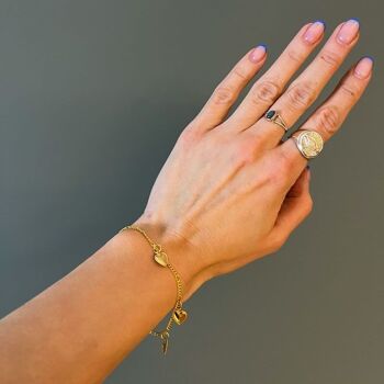 Bracelet Figaro doré avec pendentifs charms coeur plaqués or 2
