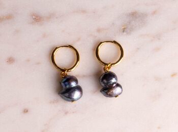 Boucles d'oreilles créoles Huggie avec perle d'eau douce perle baroque bleu or fait main 1