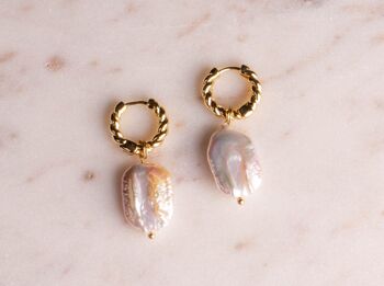 Boucles d'oreilles créoles Huggie torsadées avec perle d'eau douce perle baroque dorée fait main 1