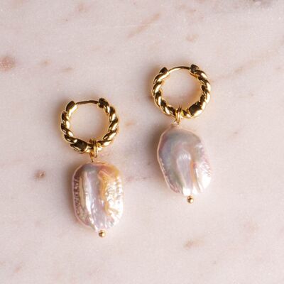 Boucles d'oreilles créoles Huggie torsadées avec perle d'eau douce perle baroque dorée fait main