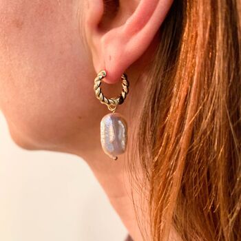 Boucles d'oreilles créoles Huggie torsadées avec perle d'eau douce perle baroque dorée fait main 2