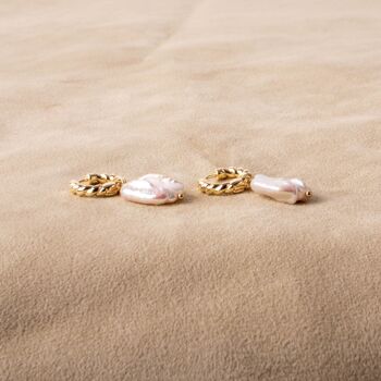 Boucles d'oreilles créoles Huggie torsadées avec perle d'eau douce perle baroque dorée fait main 3