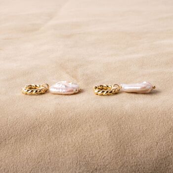 Boucles d'oreilles créoles Huggie torsadées avec perle d'eau douce perle baroque dorée fait main 4