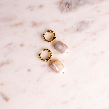 Boucles d'oreilles créoles Huggie torsadées avec perle d'eau douce perle baroque dorée fait main 5
