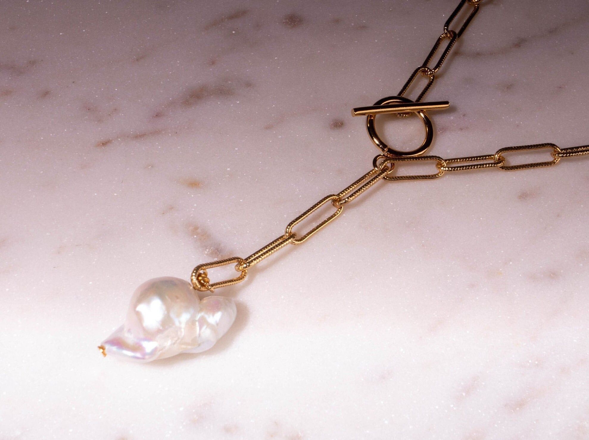 Paperclip Kette asymmetrisch mit Barokperle vergoldet lang