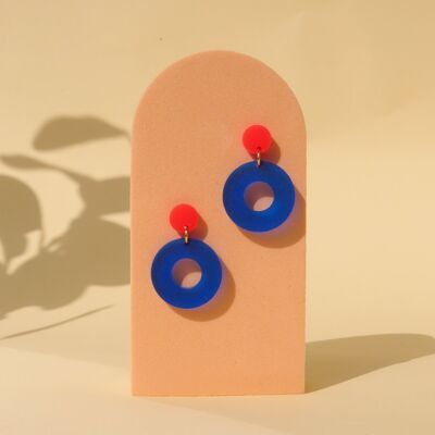 Pendientes de botón Colorblock Circle en rojo fuego y azul tinta
