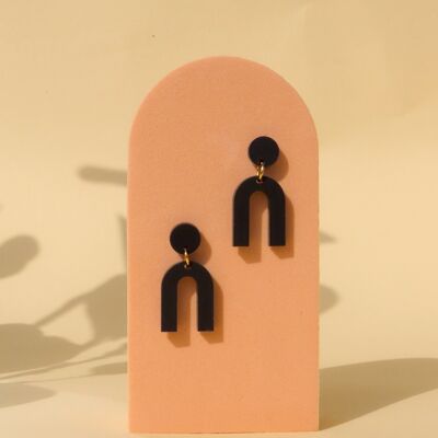 Boucles d'oreilles Mini Arch en acrylique avec bouchons en acier inoxydable en noir