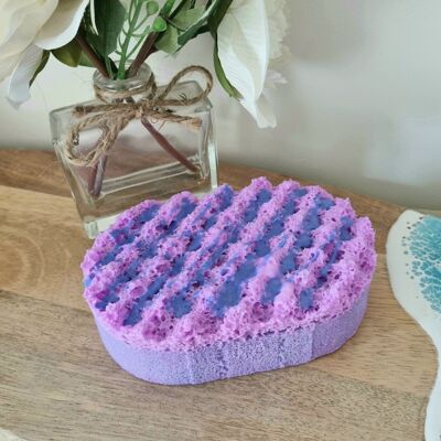 Éponge de massage exfoliante infusée de savon à la confiture de myrtilles