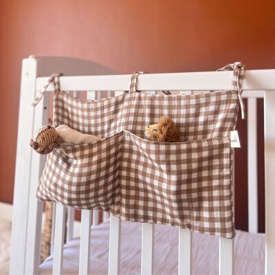 Marilou ranges the gingham comforter - Chocolate