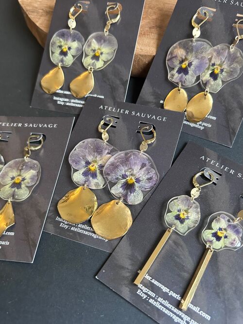 Boucles d'oreilles et fleurs de pensée violette