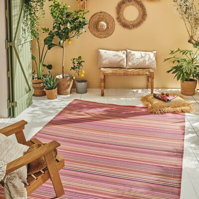 Rosafarbener Outdoor-Teppich mit Streifenmuster und Farbverlauf
