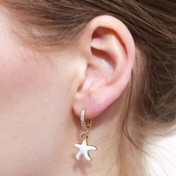 Boucles d'oreilles dorées étoile de mer blanc 2