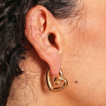 Grandes boucles d'oreilles créoles en forme de cœur griffonné en or 2