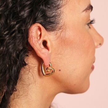 Grandes boucles d'oreilles créoles en forme de cœur griffonné en or 3
