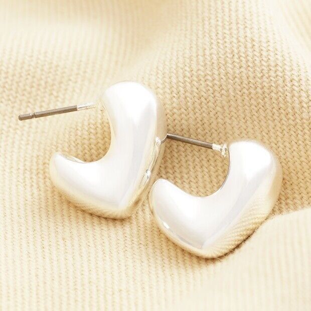 Orecchini a mezzo cerchio con cuore fuso in argento