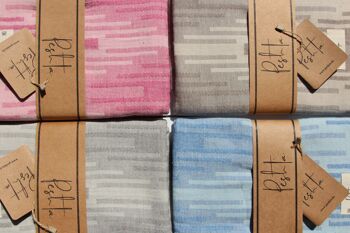 Masaya.    Couleurs vives avec motif marocain traditionnel.    Tissu double couche.    En 5 couleurs. 3