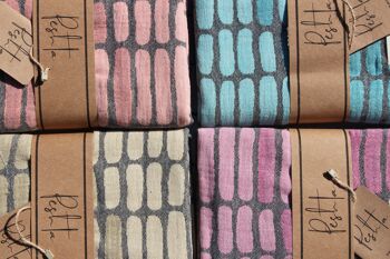 Pago.    Des couleurs vives avec un motif de pierre inhabituel et spécial.    Tissu double couche.    En 4 couleurs. 3