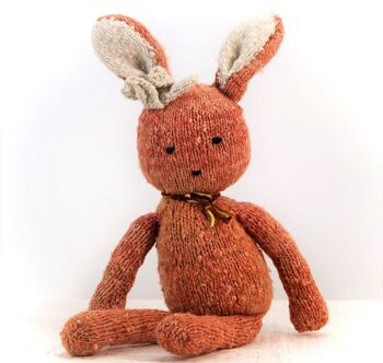 Peluche éco-responsable faite main en laine biologique - lapin - SIMONE - Kenana Knitters 5